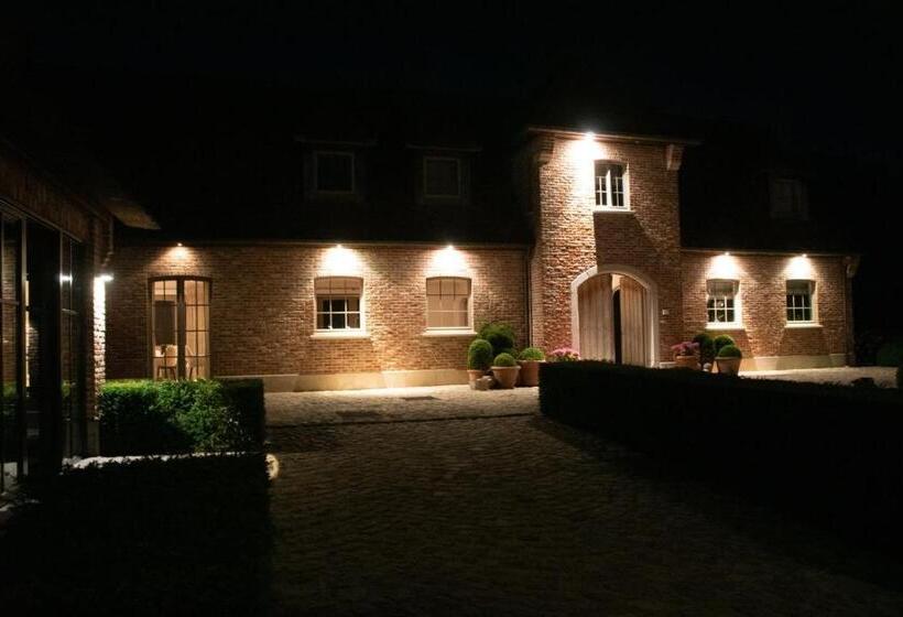 اتاق لوکس با چشم‌انداز باغ, B&b Sett
