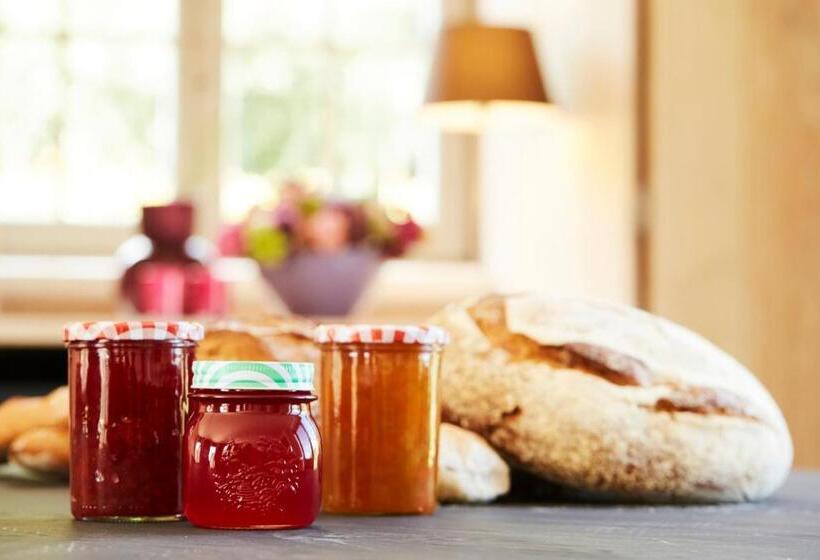 اتاق لوکس با چشم‌انداز باغ, B&b Sett