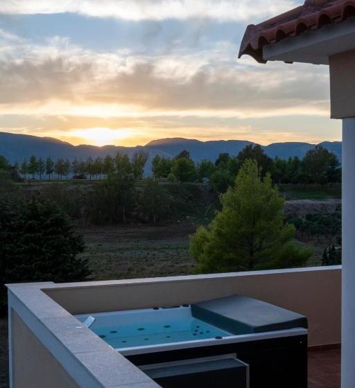 سوئیت با وان آب گرم, Anagenessis Resort