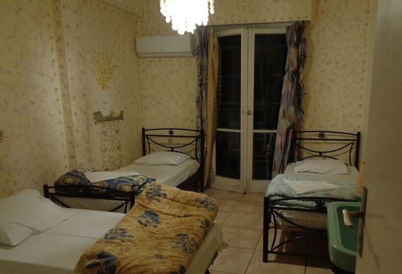 اتاق استاندارد سه نفره, Athens House