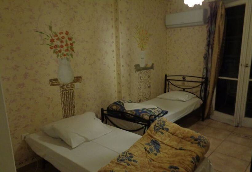 تختخواب در اتاق مشترک, Athens House