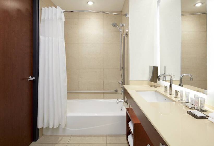 سوئیت پریمیوم, Marriott Montreal Airport In Terminal