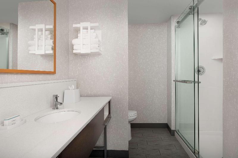 اتاق استاندارد با تخت بزرگ, Marriott Montreal Airport In Terminal