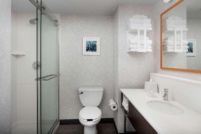 اتاق استاندارد با تخت بزرگ, Marriott Montreal Airport In Terminal