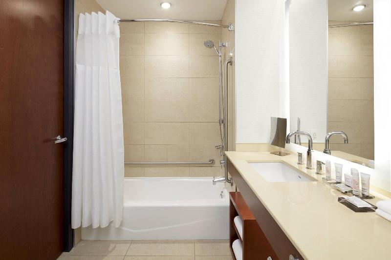 سوئیت پریمیوم, Marriott Montreal Airport In Terminal