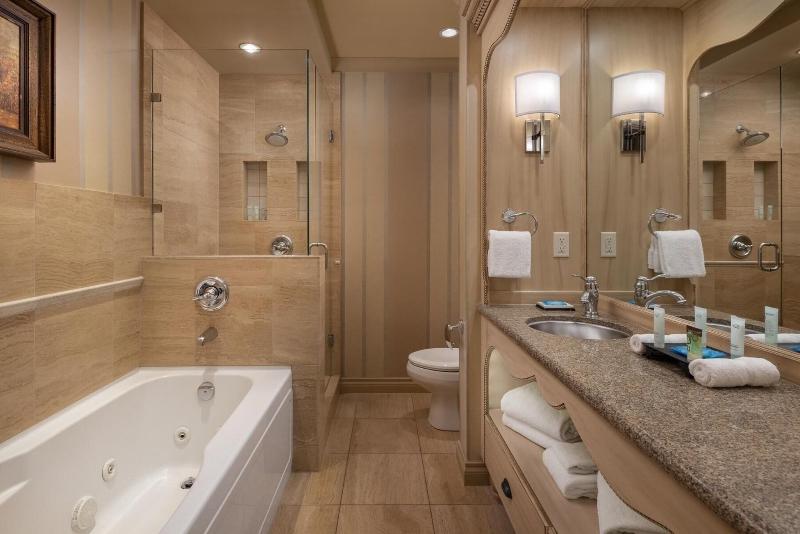سوئیت با تخت بزرگ, The Royal Kelowna   Bellstar Hotels & Resorts