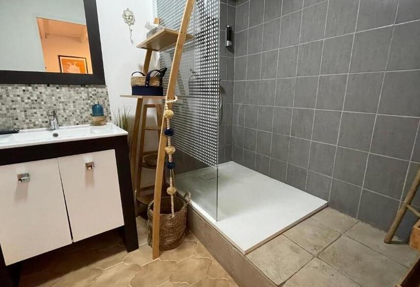اتاق لوکس, Joli Mazet à Nîmes Idéalement Situé Entre La Garrigue Et La Ville