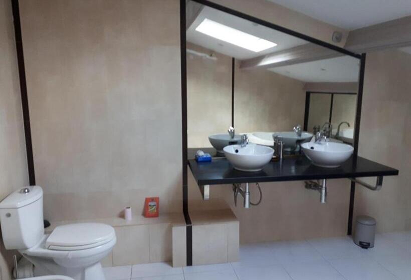 سوییت لوکس, La Villa Des Ames Liées