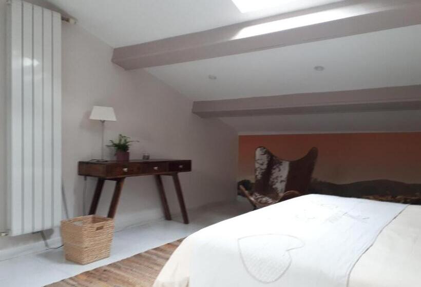سوییت لوکس, La Villa Des Ames Liées