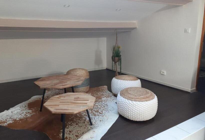 سوییت لوکس, La Villa Des Ames Liées