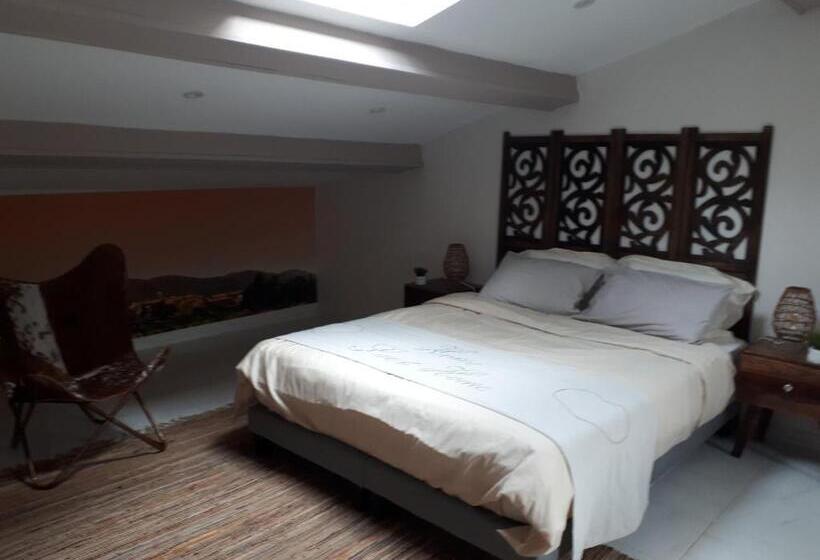 سوییت لوکس, La Villa Des Ames Liées