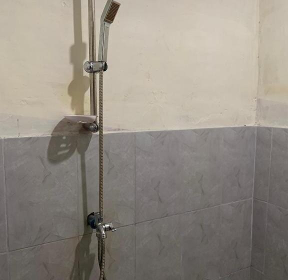 اتاق خانوادگی, Asoka Guest House