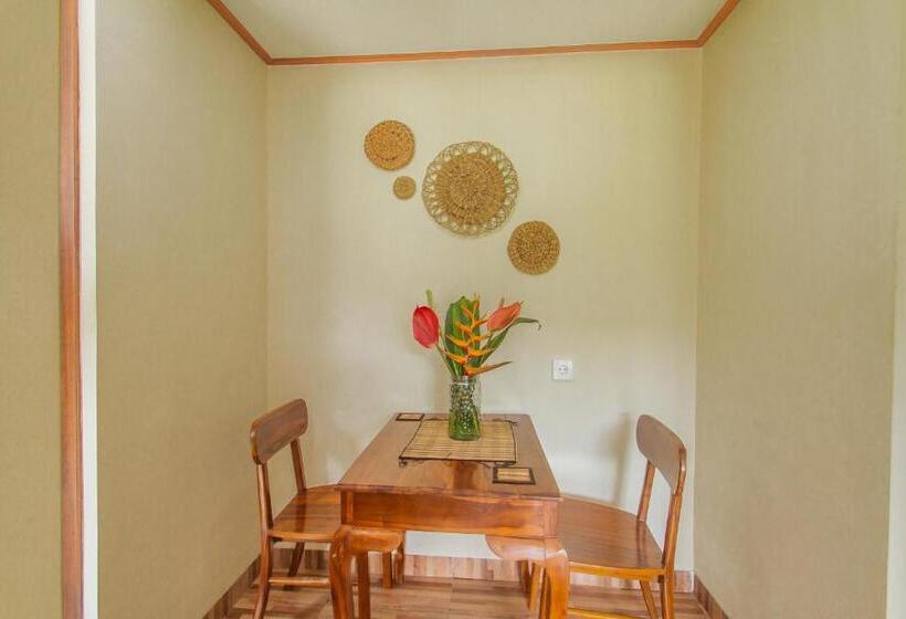سوییت با چشم‌انداز باغ, Mailaku House
