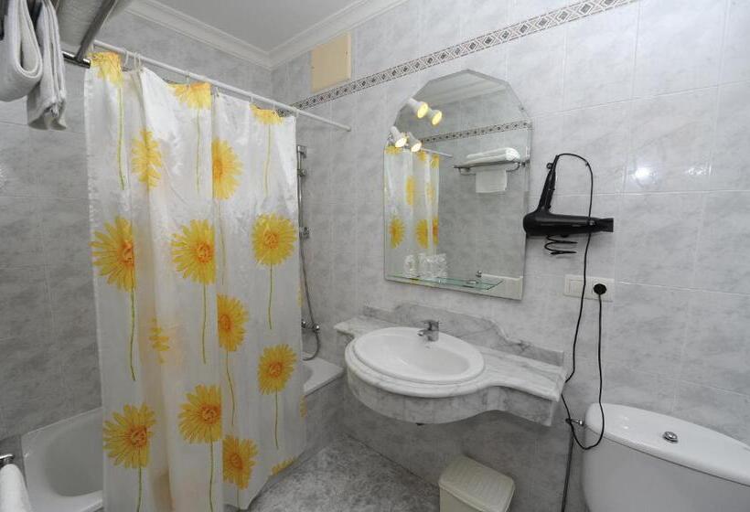 اتاق استاندارد سه نفره, Hostal O Portiño