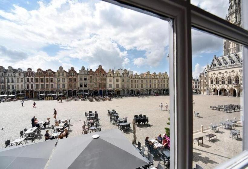 اتاق استاندارد, La Cour Des Grands