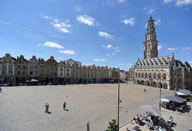 سوئیت جونیور با تراس, La Cour Des Grands