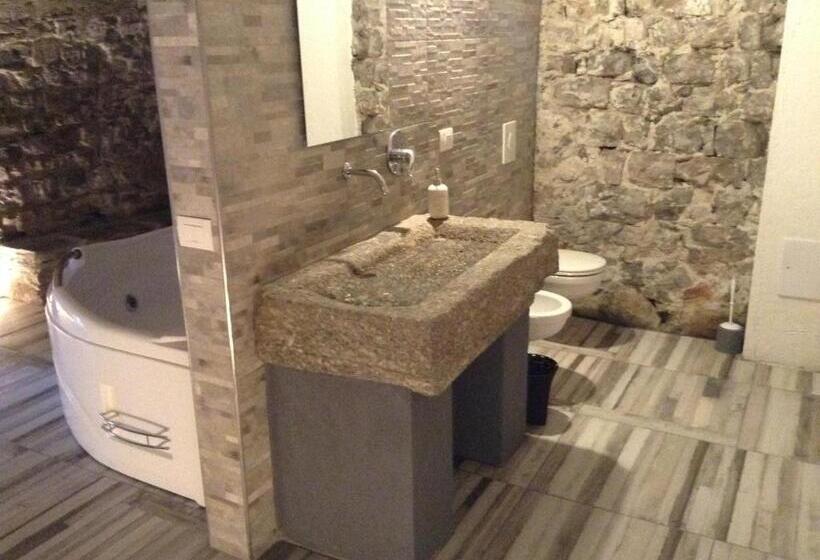 اتاق استاندارد با تخت بزرگ, La Grotta Dell Antica Calvasino   Jacuzzi