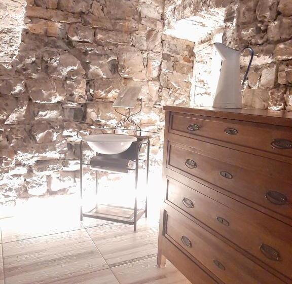 اتاق استاندارد با تخت بزرگ, La Grotta Dell Antica Calvasino   Jacuzzi