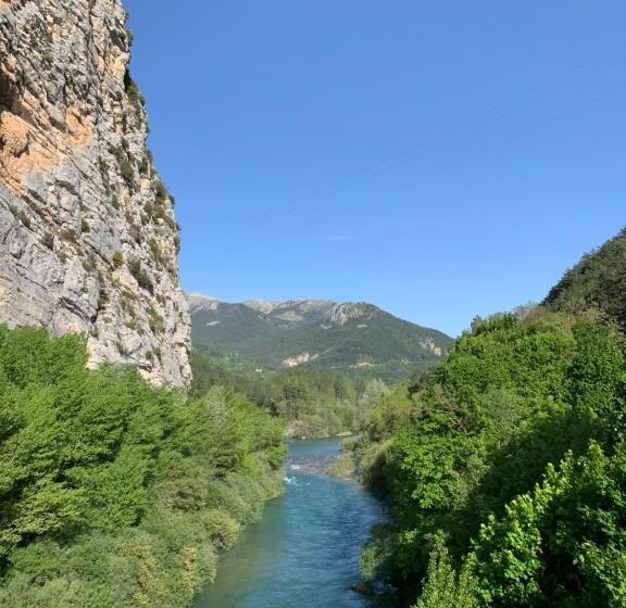 اتاق استاندارد با چشم‌انداز کوهستان, Le Long Du Verdon