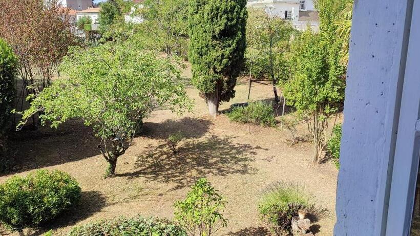 اتاق خانوادگی با چشم‌انداز باغ, Les Terrasses D Angoulême