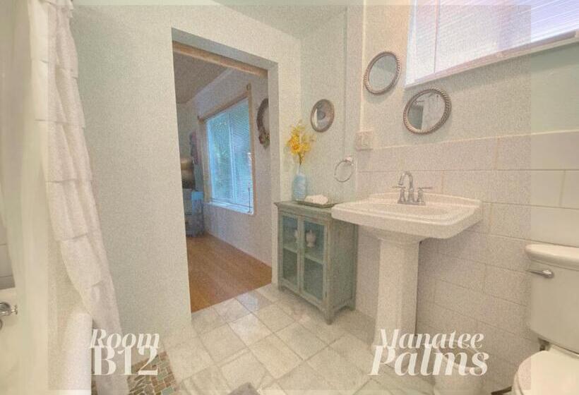 سوئیت جونیور با چشم‌انداز باغ, Manatee Palms