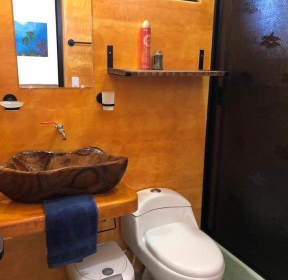 اتاق راحتی سه تخته, Casa Arrecife Tortuga 3, Beach Is Steps Away! Fast Internet, Private Cozy Room!