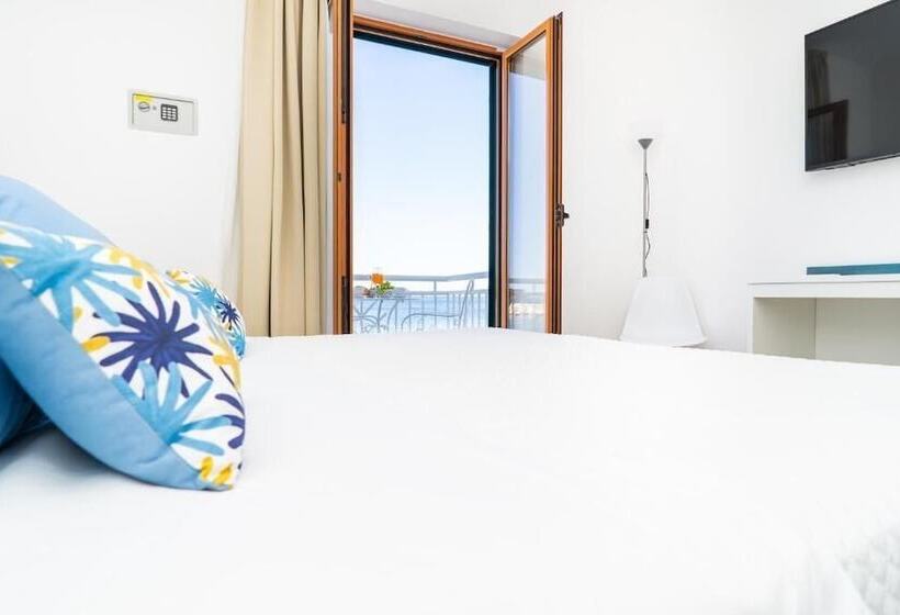 اتاق استاندارد با چشم‌انداز دریا, Sapphire Rooms