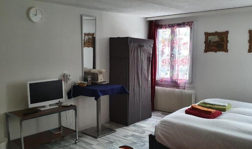 اتاق خانوادگی با سرویس بهداشتی مشترک, Buongustaio Fereinzimmer Room In A Flat