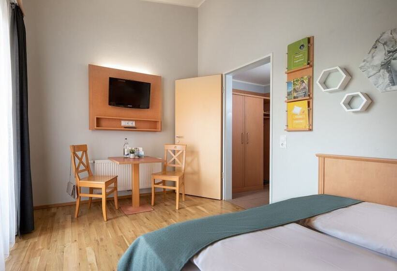 Standard Triple Room, Jufa Familienresort Kempten Im Allgäu