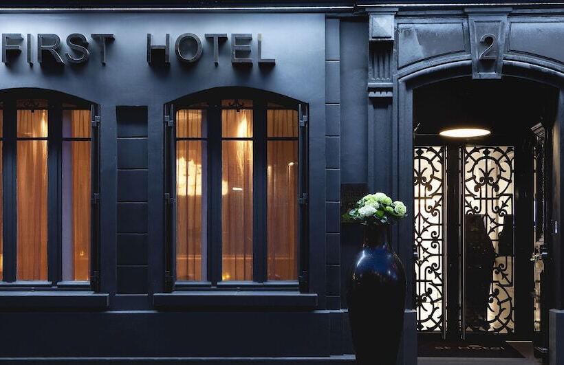 سوئیت با چشم‌انداز, First Hotel Paris Tour Eiffel