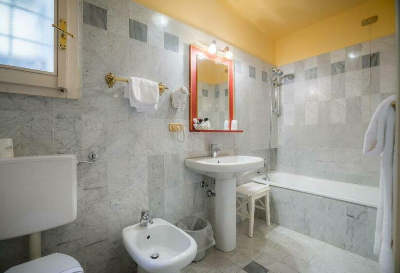 اتاق استاندارد چهار تخته, Torre Guelfa Palazzo Acciaiuoli