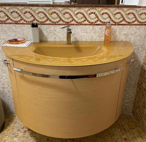 اتاق خانوادگی, B&b Rossella