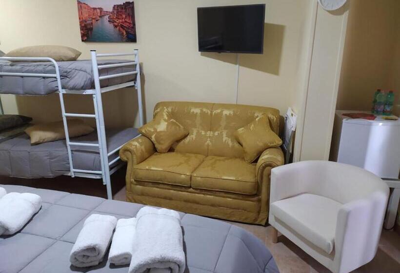 اتاق استاندارد چهارنفره با بالکن, La Torre B&b