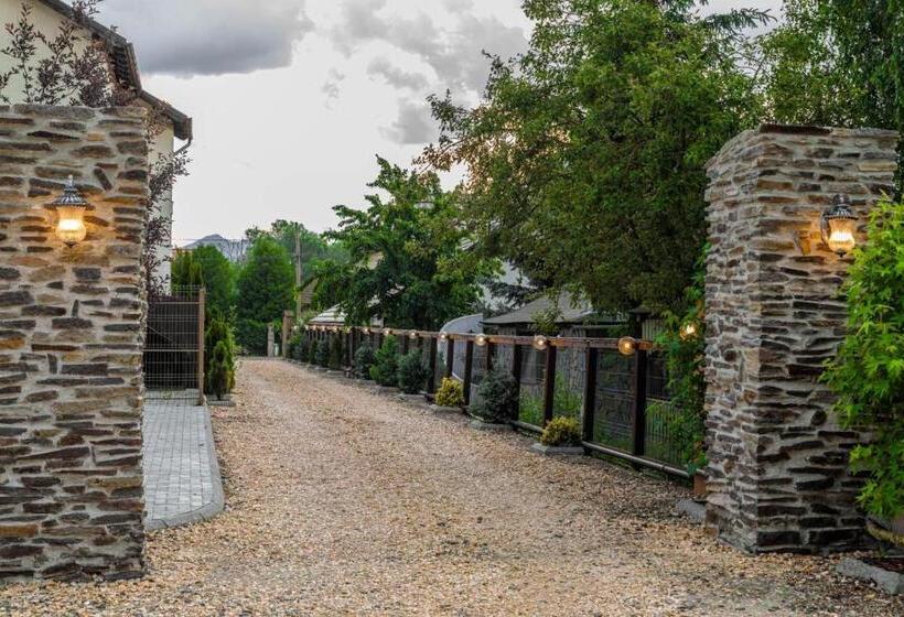 استودیو استاندارد با تخت کینگ, Transilvania Mansion