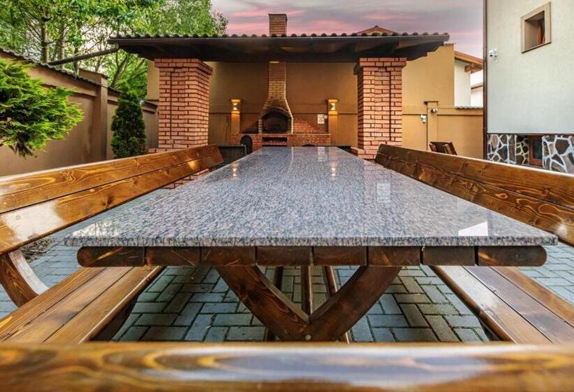 استودیو استاندارد با تخت کینگ, Transilvania Mansion