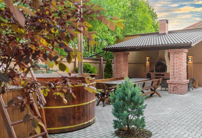استودیو استاندارد با تخت کینگ, Transilvania Mansion