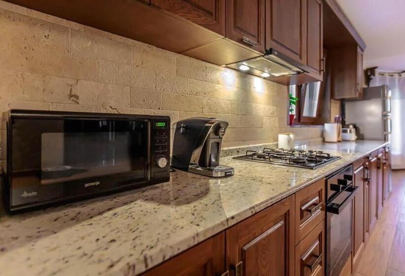 استودیو استاندارد با تخت کینگ, Transilvania Mansion
