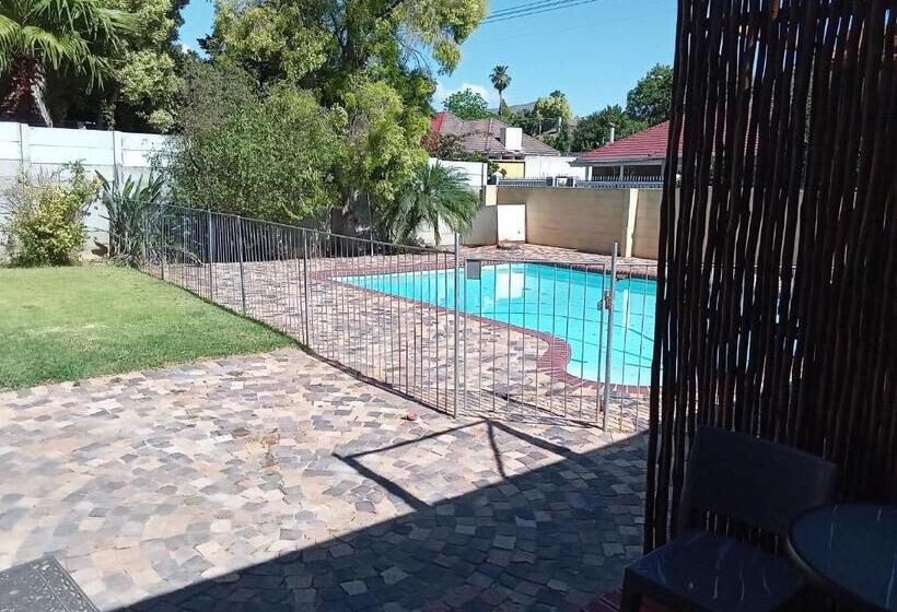 اتاق لوکس با چشم‌انداز استخر, 10 On Fairview B&b
