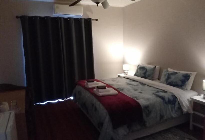 اتاق لوکس با چشم‌انداز استخر, 10 On Fairview B&b