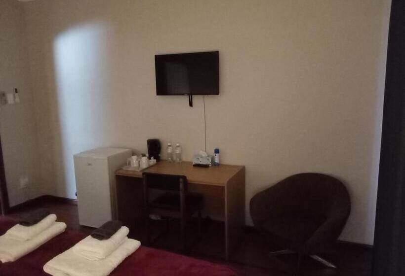 اتاق لوکس با چشم‌انداز استخر, 10 On Fairview B&b