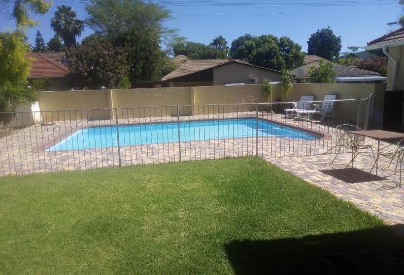 اتاق لوکس با چشم‌انداز استخر, 10 On Fairview B&b