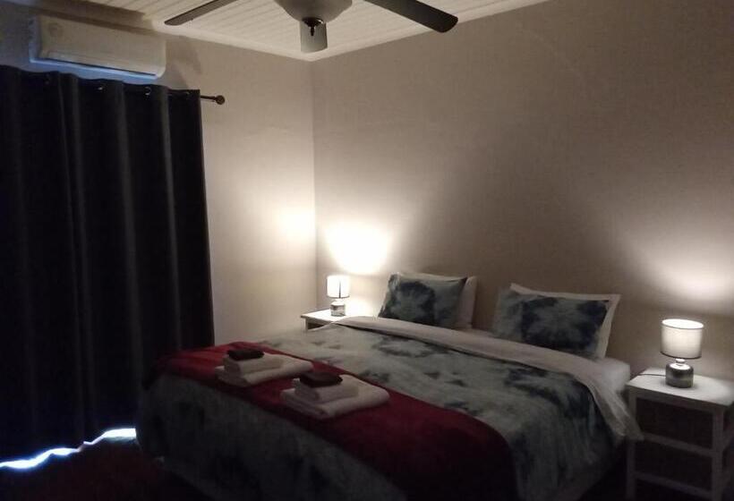 اتاق لوکس با چشم‌انداز استخر, 10 On Fairview B&b