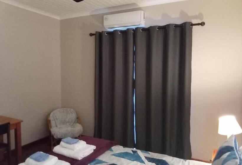 اتاق لوکس با چشم‌انداز استخر, 10 On Fairview B&b