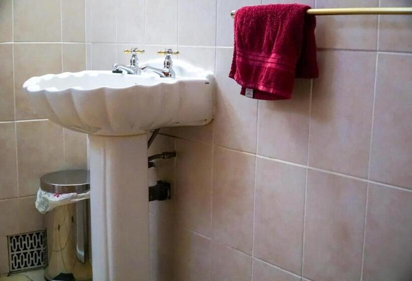 اتاق لوکس سه تخته, Outentique Accommodation