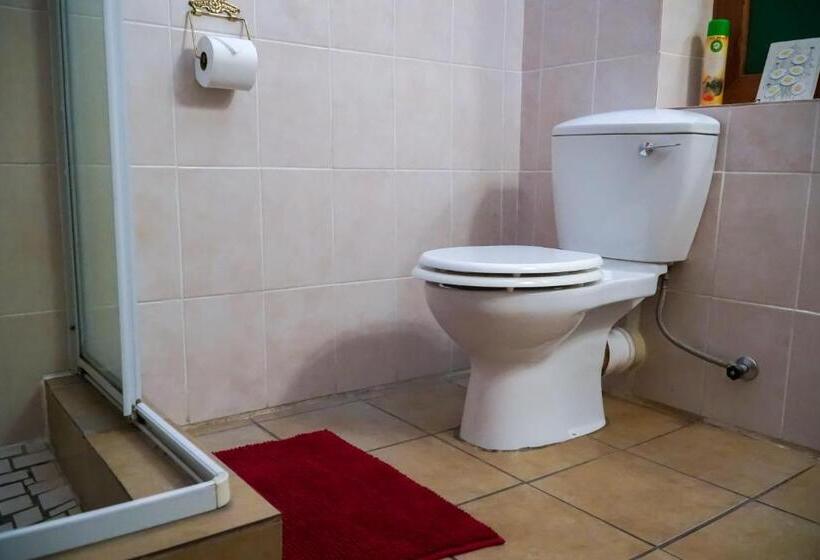 اتاق لوکس سه تخته, Outentique Accommodation