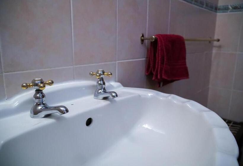 اتاق لوکس سه تخته, Outentique Accommodation