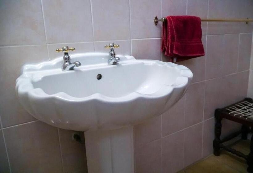 اتاق لوکس سه تخته, Outentique Accommodation