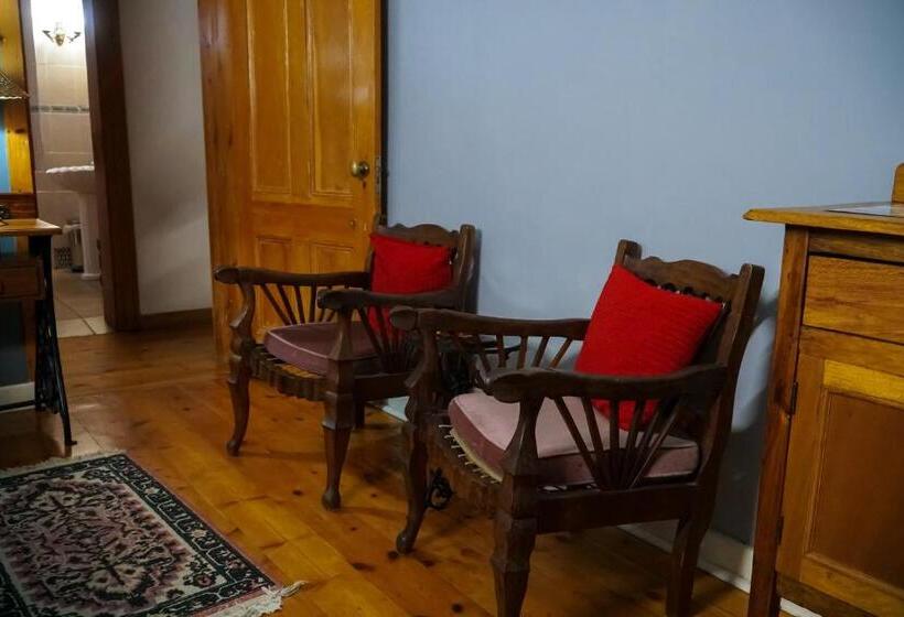 اتاق لوکس سه تخته, Outentique Accommodation