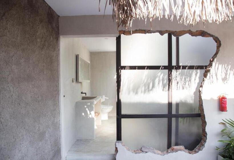 Standard room with outdoor bath, Flores Passport House