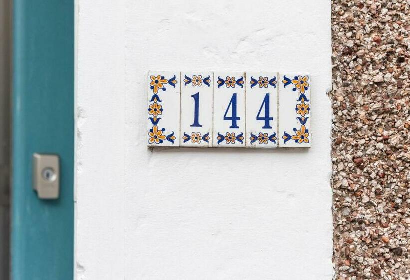 اتاق لوکس, 144 Lower Cheltenham Place